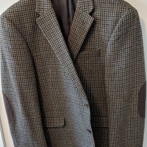 Mens sport coat with arm patches